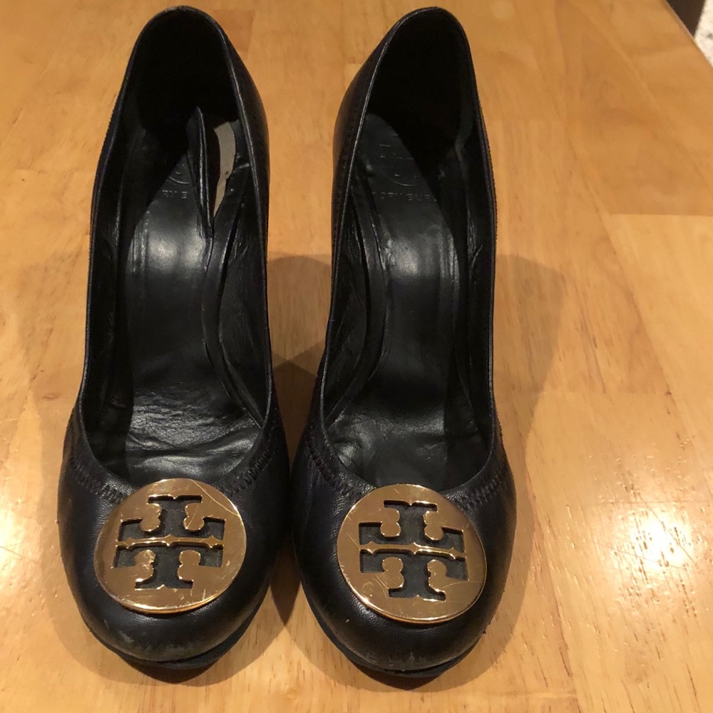 Must Go! Tory Burch revas in Black/gold wedges